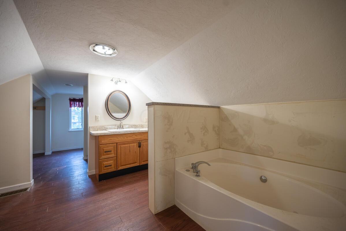 631 Crescent Road Columbus, OH 43204 - Photo 24 of 40 Owner's Bath