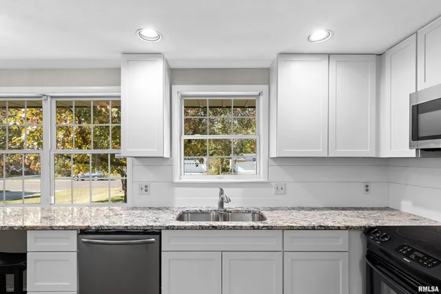 $284,900 | 6616 North Greenmont Road, Peoria, IL 61614