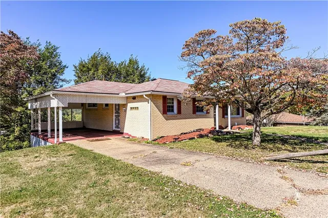 a view of a house with a yard