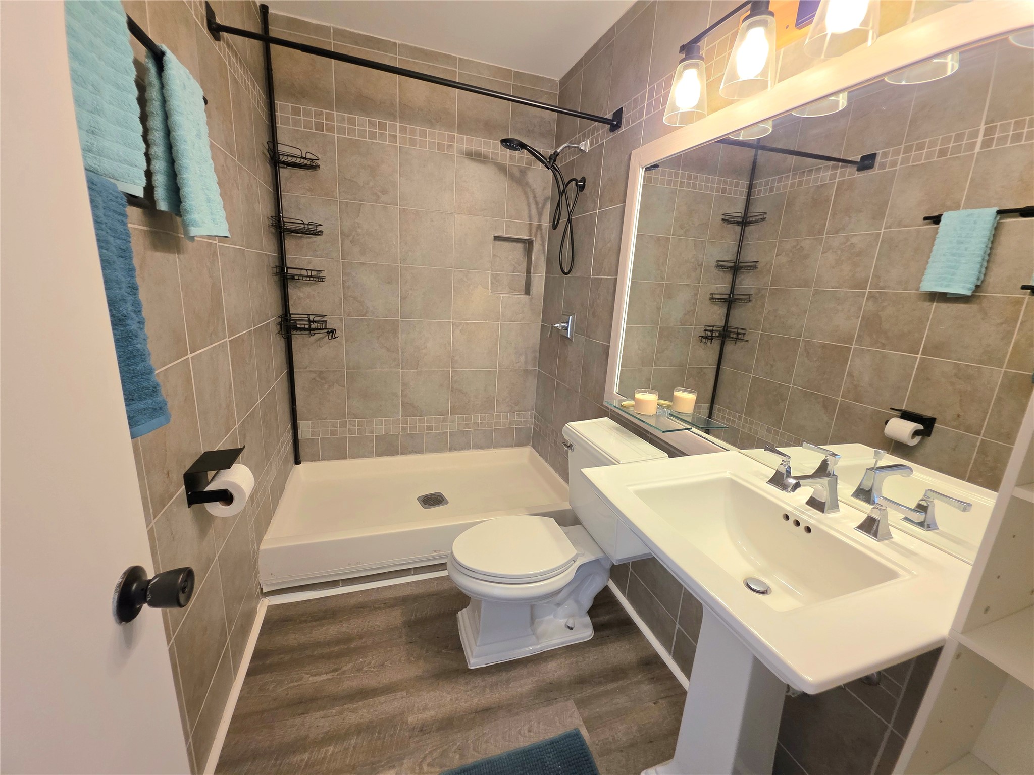 11901 Swearingen Drive, Unit 4 Austin, TX 78758 - Photo 12 of 23 a bathroom with a sink toilet and shower