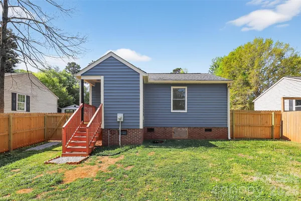 a view of a house with a backyard