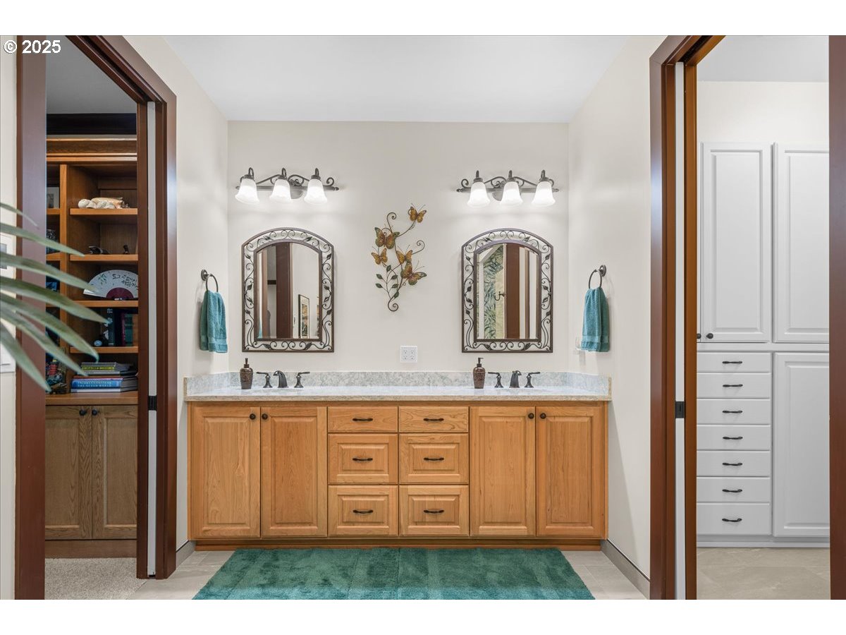 32221 Southwest Boones Bend Road Wilsonville, OR 97070 - Photo 20 of 48 Owner's Suite Bathroom