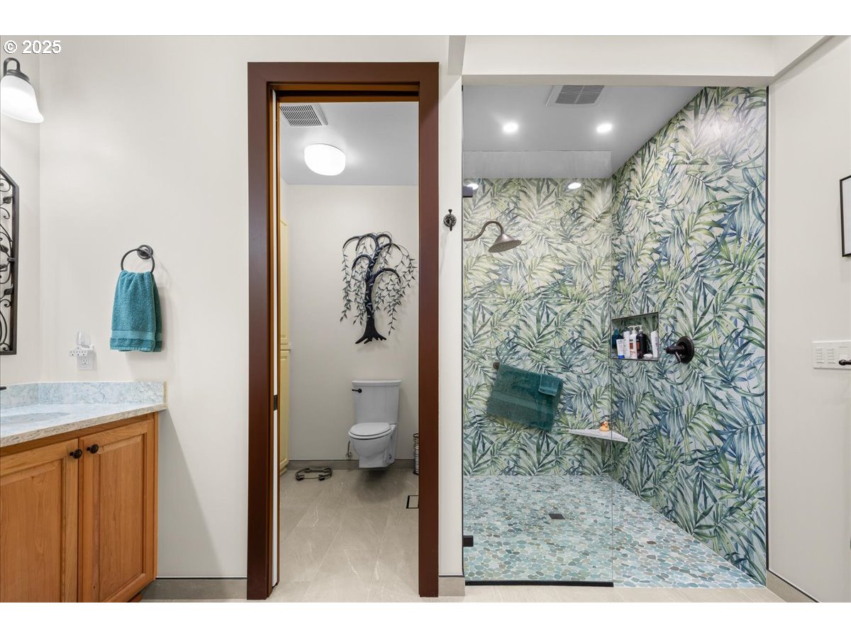 32221 Southwest Boones Bend Road Wilsonville, OR 97070 - Photo 21 of 48 Owner's Suite Bathroom