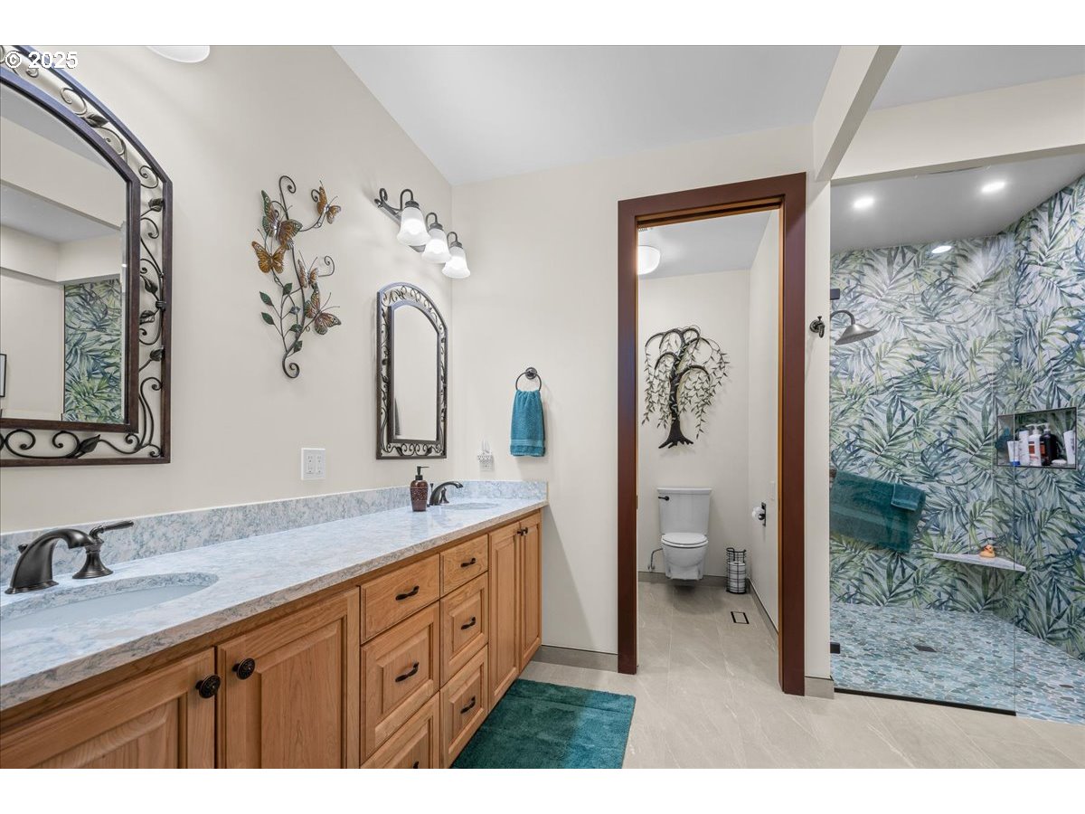 32221 Southwest Boones Bend Road Wilsonville, OR 97070 - Photo 22 of 48 Owner's Suite Bathroom
