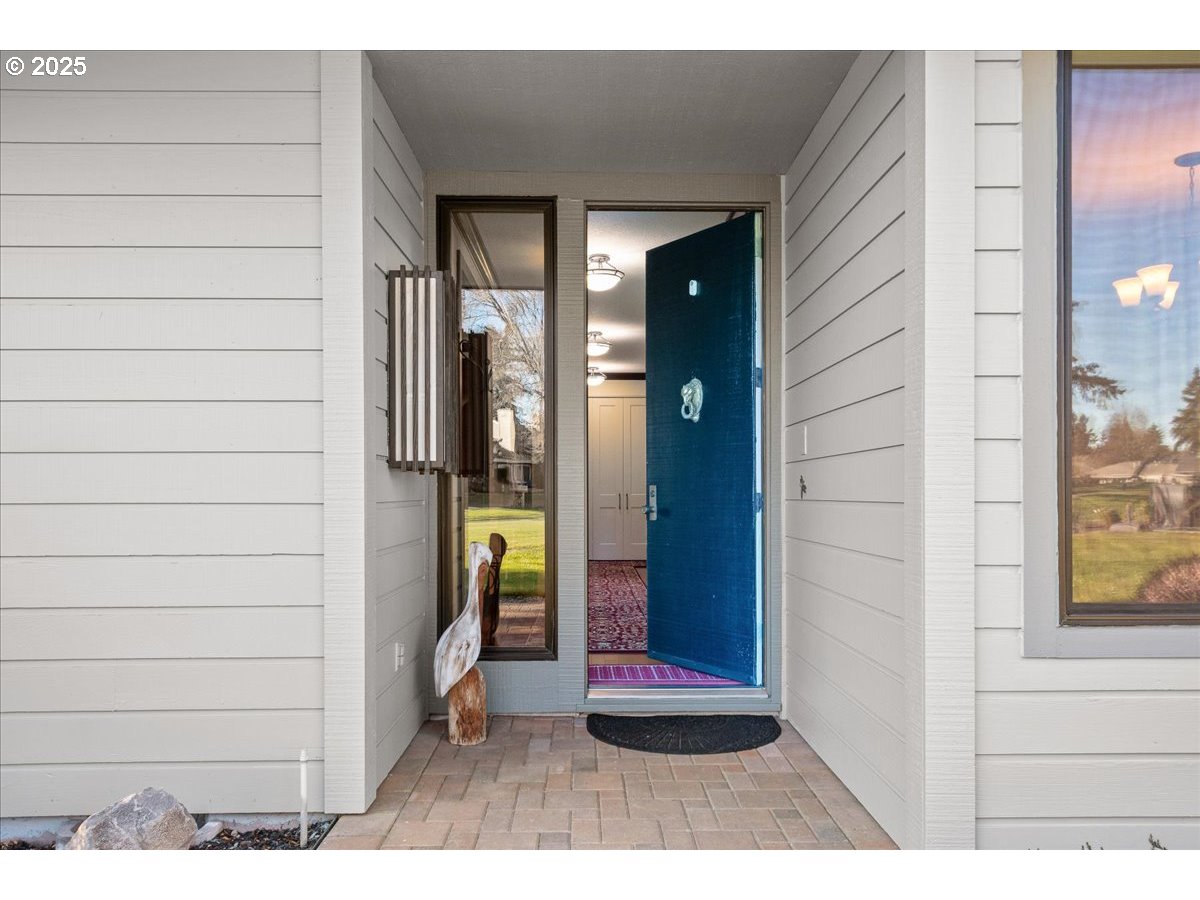 32221 Southwest Boones Bend Road Wilsonville, OR 97070 - Photo 4 of 48 Entrance/Foyer