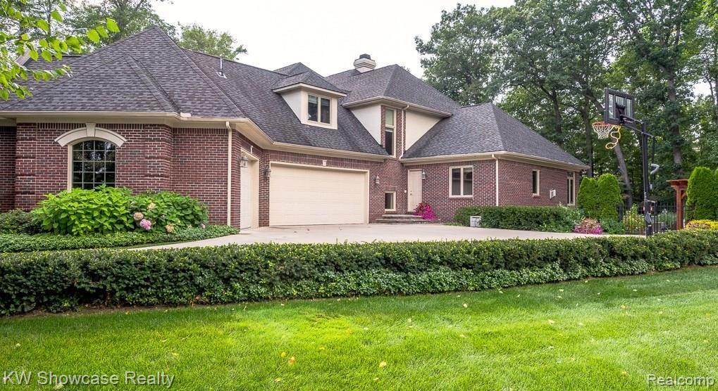 4 Car Side Entrance Heated Garage w/High Ceilings