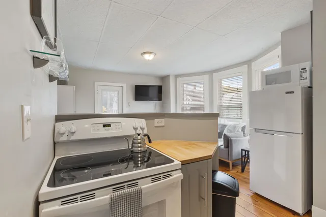 $1,850 | 792 Grove Street, Unit 1, Manchester, NH 03103