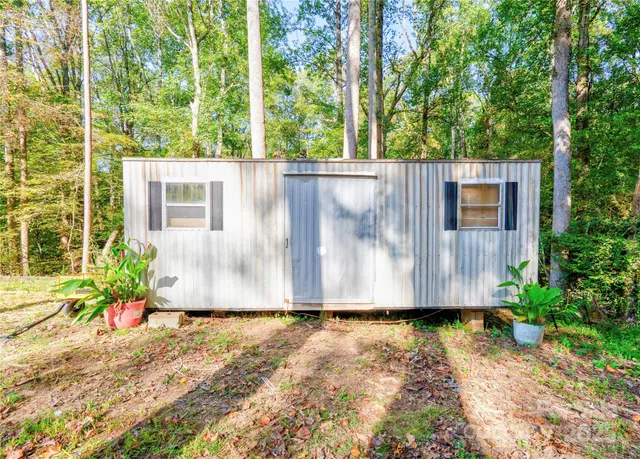 a view of a house with backyard and garden