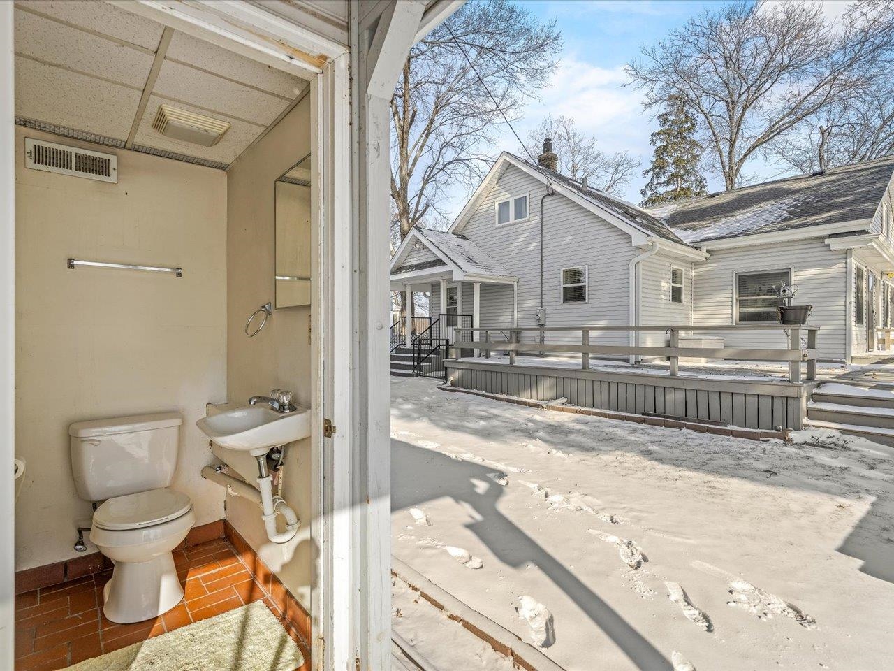 5165 Browns Beach Road Rockford, IL 61103 - Photo 11 of 72