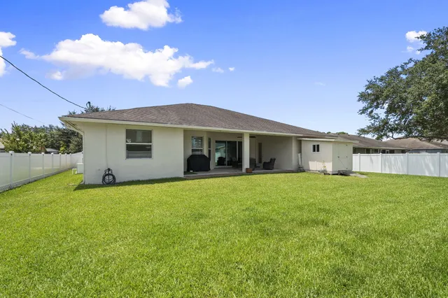 a view of a house with backyard and garden