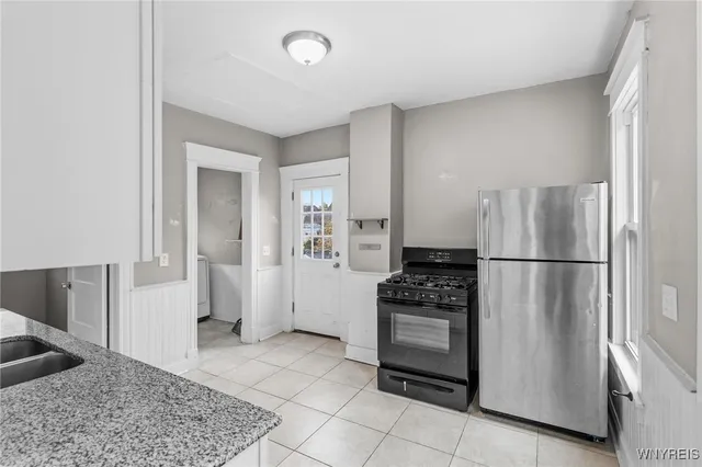 $1,400 | 2342 Seneca Street, Unit RIGHT, Buffalo, NY 14210