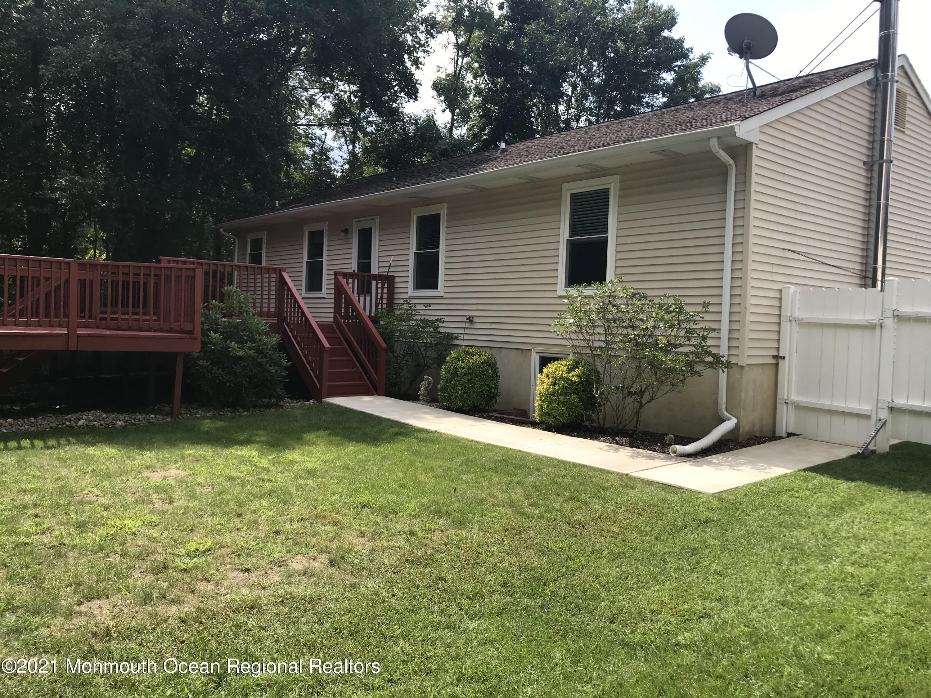 21 Kuzyk Road Cream Ridge, NJ 08514 - Photo 5 of 45 a backyard of a house with lots of green space