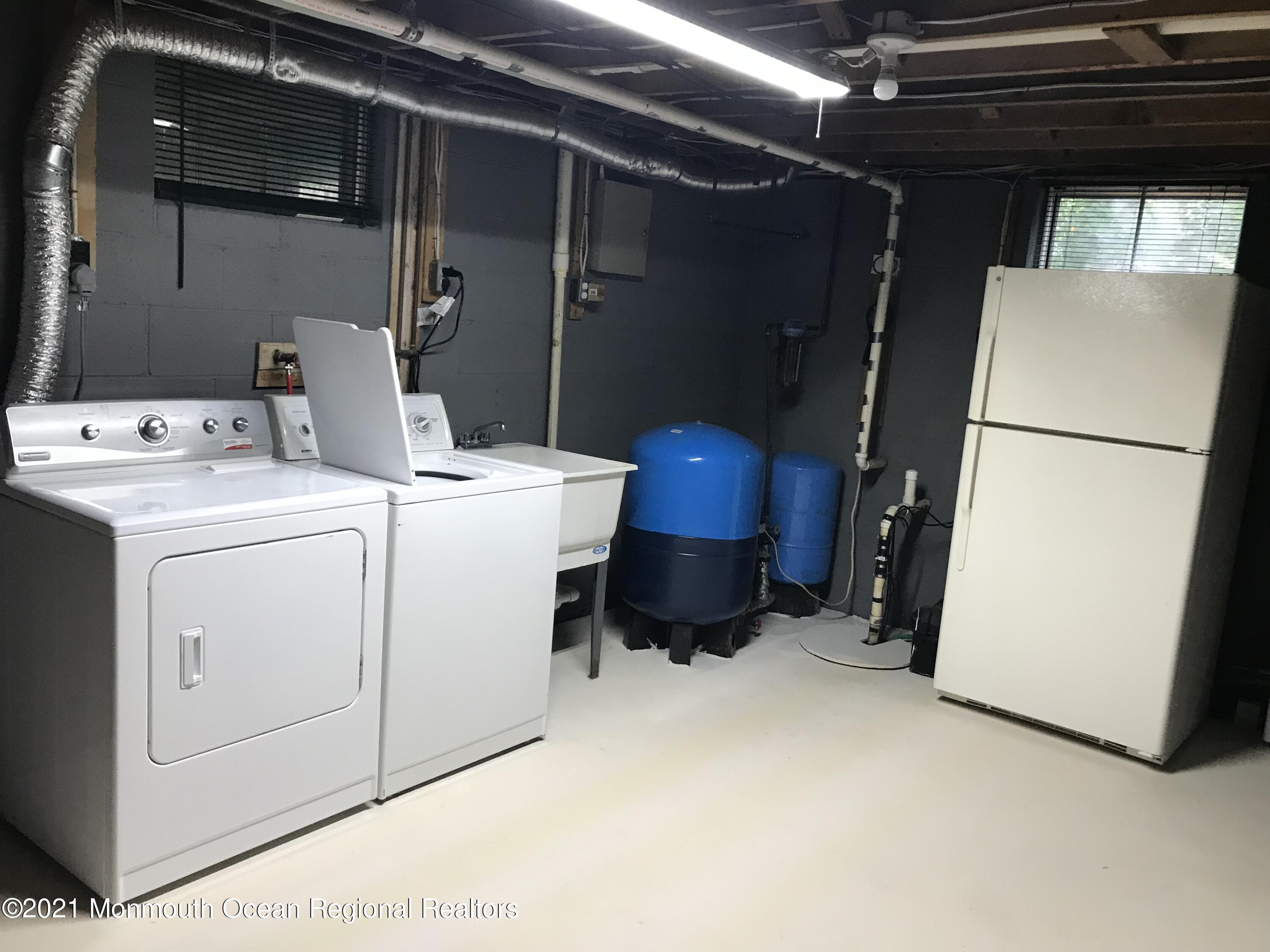 21 Kuzyk Road Cream Ridge, NJ 08514 - Photo 44 of 45 a utility room with dryer and washer