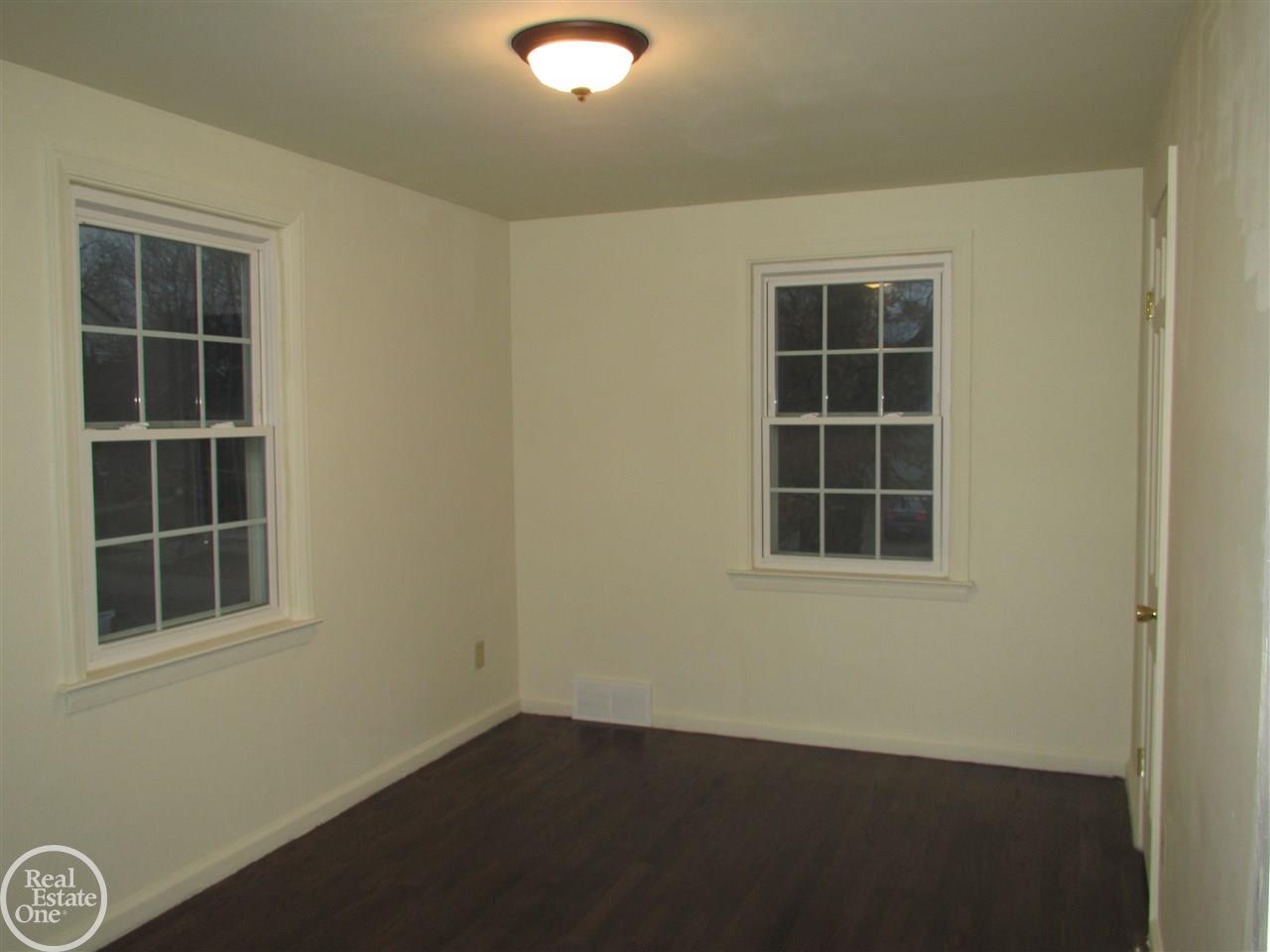 1323 Hampton Road Grosse Pointe Woods, MI 48236 - Photo 17 of 40