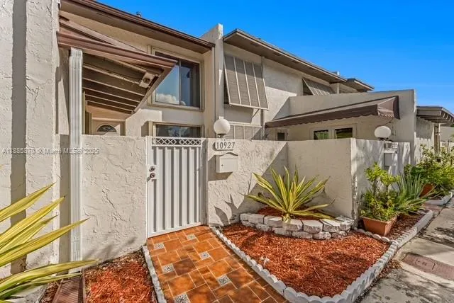 a view of a back yard of the house
