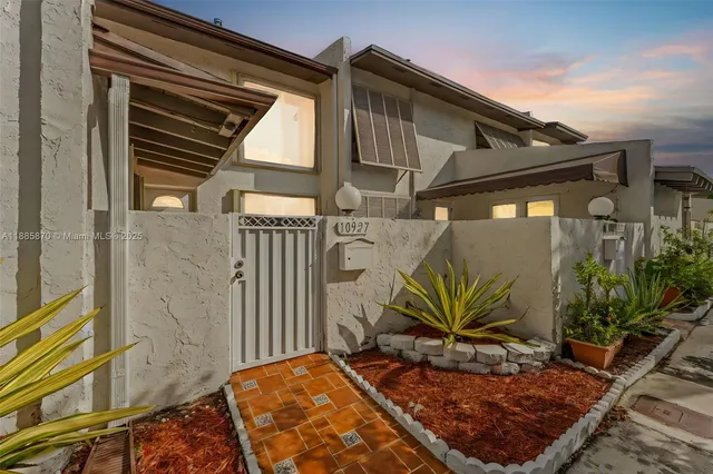 a view of a house with a backyard