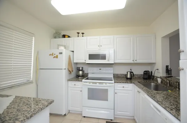 $2,100 | 6649 Somerset Drive, Unit 102, Boca Raton, FL 33433