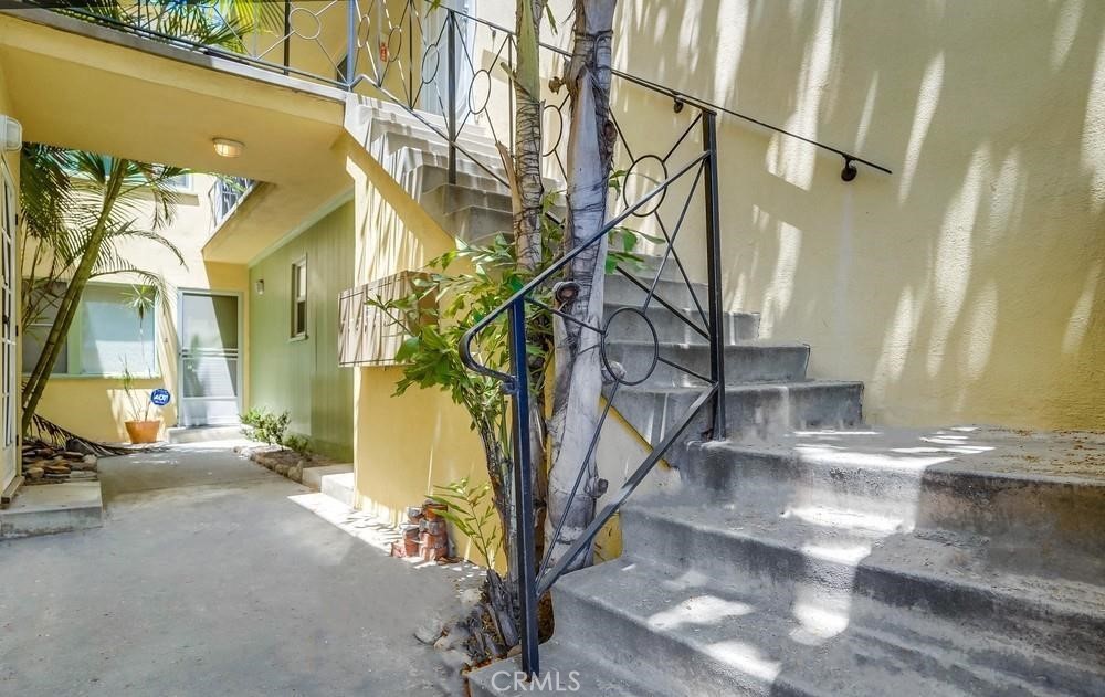219 Esperanza Avenue, Unit 7 Long Beach, CA 90802 - Photo 2 of 13 a view of living room