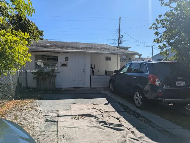 a view of a house with backyard