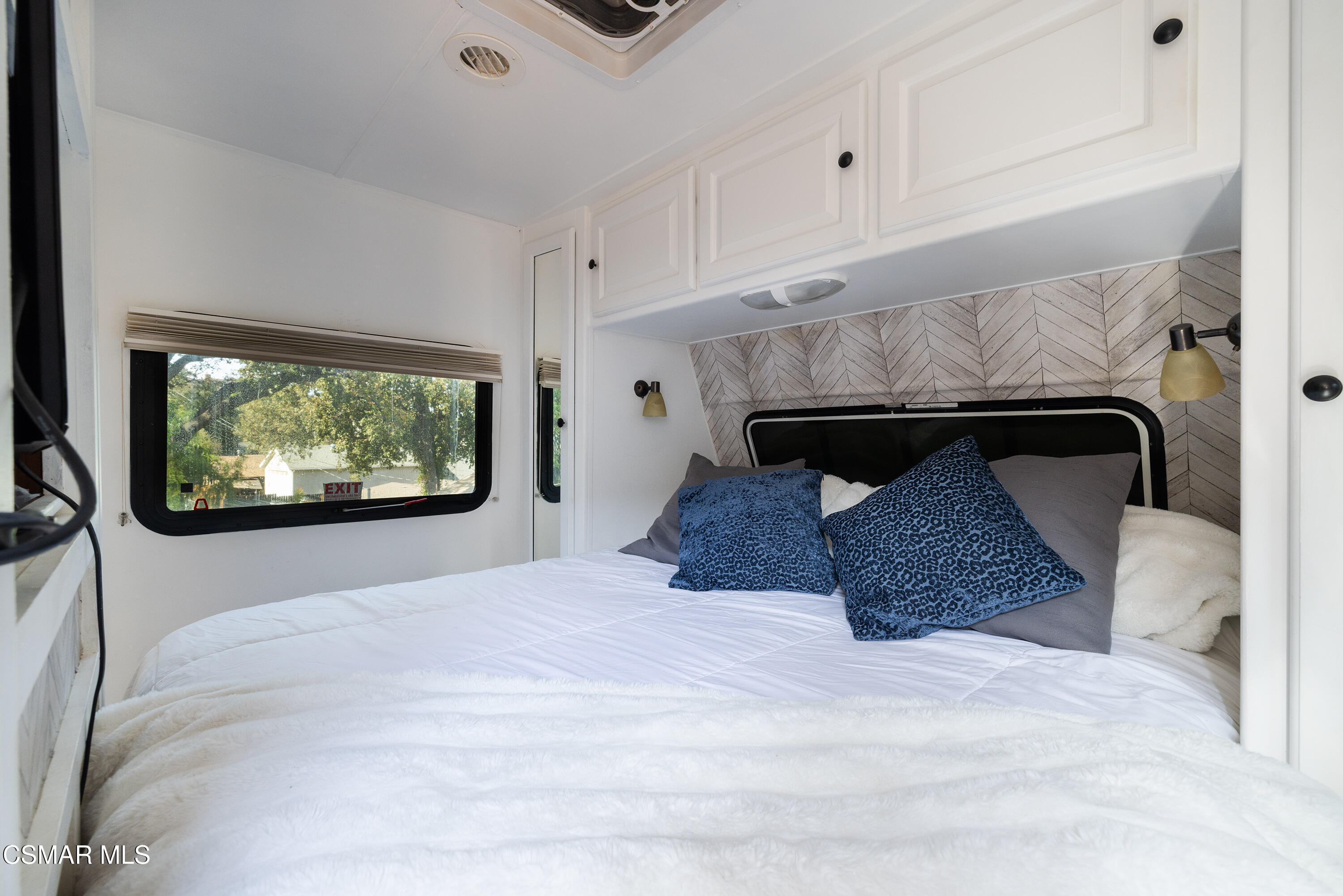 6311 Alta Vista Road Simi Valley, CA 93063 - Photo 38 of 42 a bed room with a bed and a television