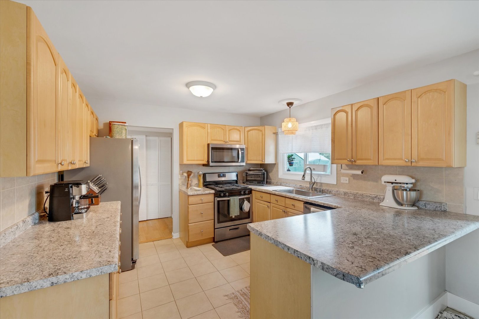 575 Jamison Lane Hoffman Estates, IL 60169 - Photo 7 of 32
