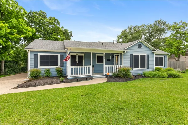 $427,500 | 717 Inwood Drive, Bryan, TX 77802