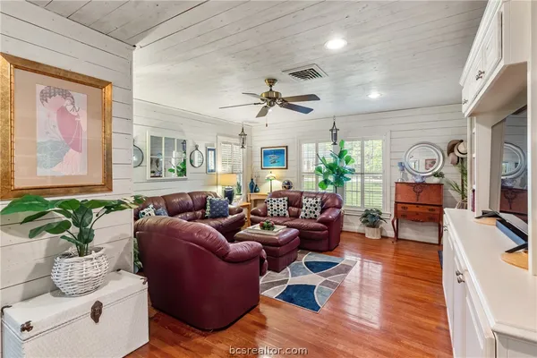 $427,500 | 717 Inwood Drive, Bryan, TX 77802