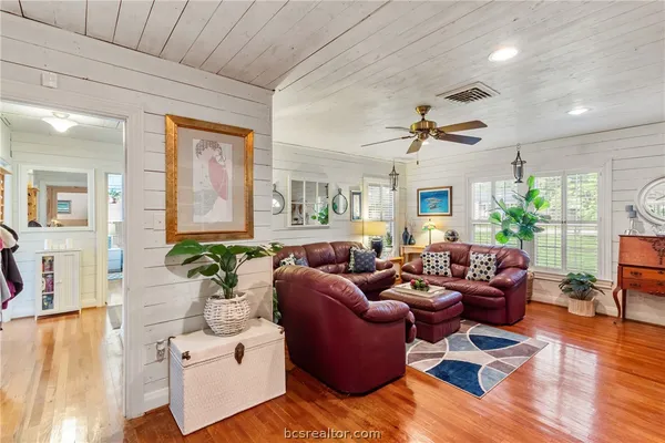$427,500 | 717 Inwood Drive, Bryan, TX 77802