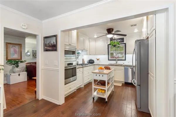 $427,500 | 717 Inwood Drive, Bryan, TX 77802