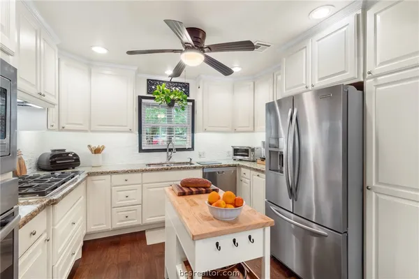 $427,500 | 717 Inwood Drive, Bryan, TX 77802