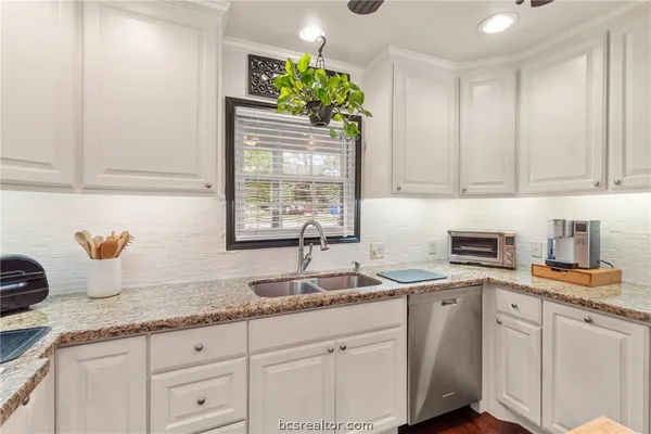 $427,500 | 717 Inwood Drive, Bryan, TX 77802