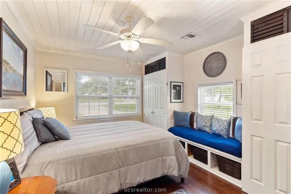 $427,500 | 717 Inwood Drive, Bryan, TX 77802