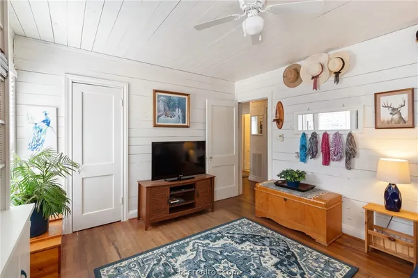 $427,500 | 717 Inwood Drive, Bryan, TX 77802