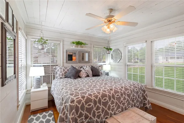 $427,500 | 717 Inwood Drive, Bryan, TX 77802