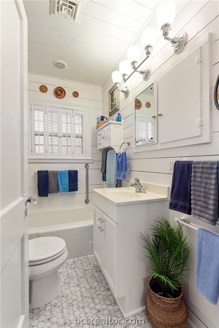 717 Inwood Drive Bryan, TX 77802 - Photo 36 of 48 Tub only bath near the three split plan bedrooms.