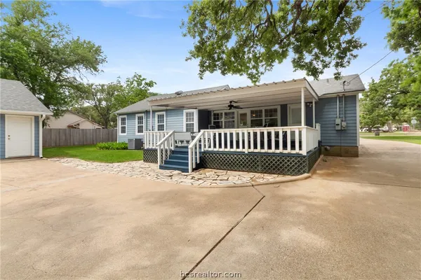 $427,500 | 717 Inwood Drive, Bryan, TX 77802