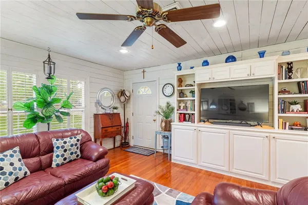 $427,500 | 717 Inwood Drive, Bryan, TX 77802