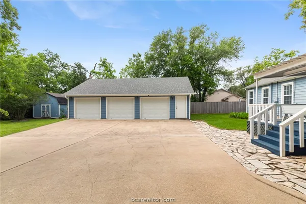 $427,500 | 717 Inwood Drive, Bryan, TX 77802