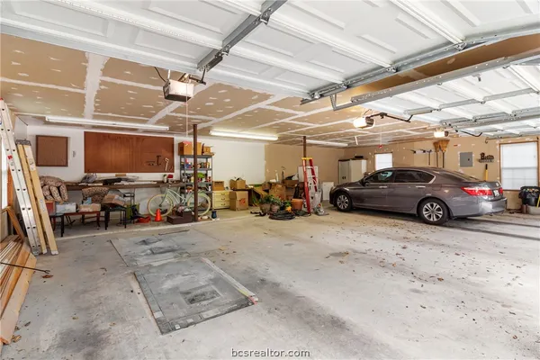 $427,500 | 717 Inwood Drive, Bryan, TX 77802