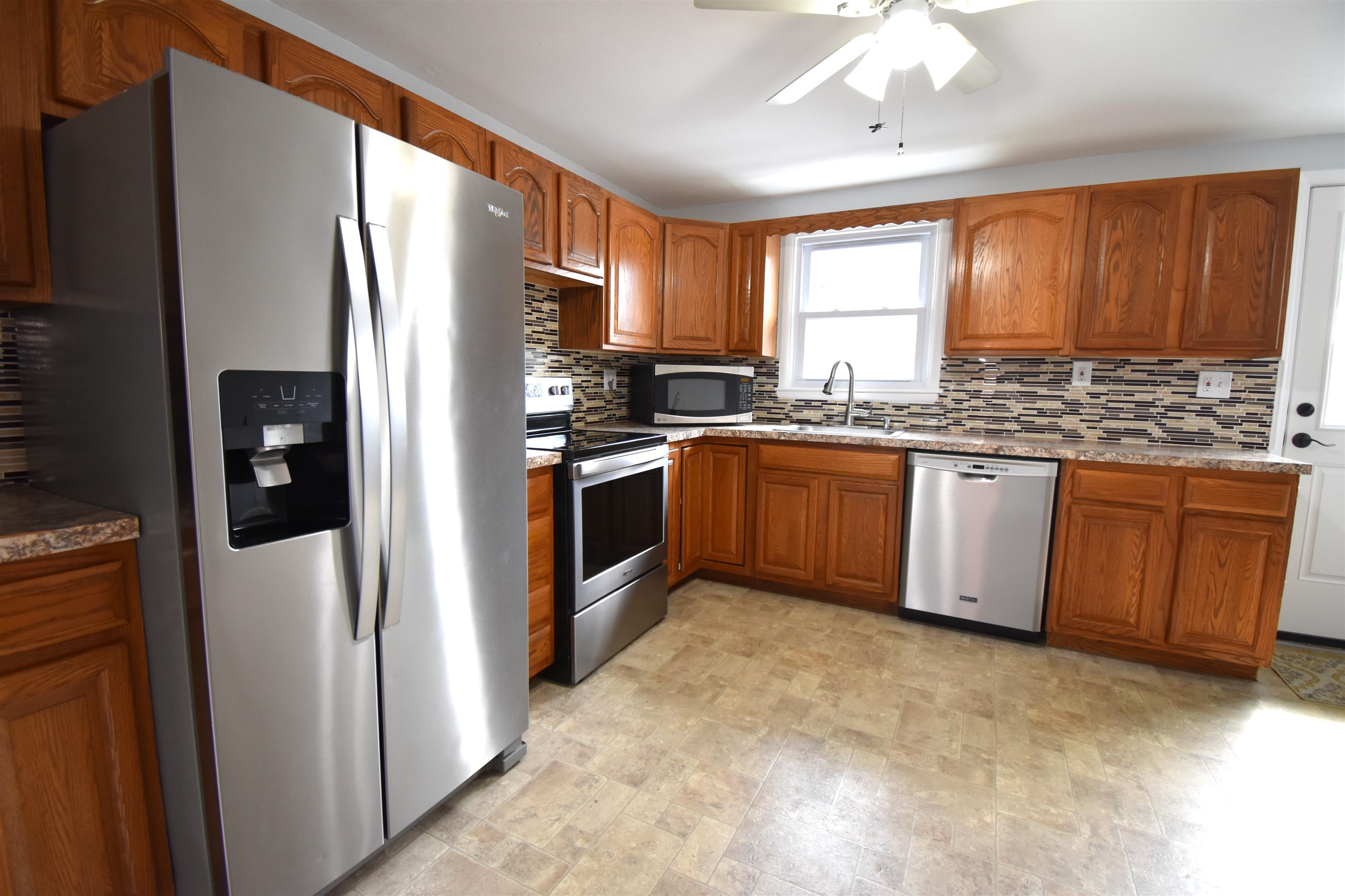 76 Marsh Road Pelham, NH 03076 - Photo 4 of 40