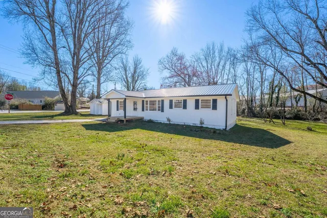 a view of a house with a yard