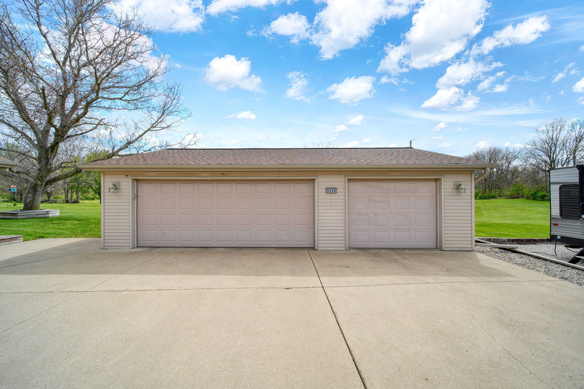 detached-3-car-garage