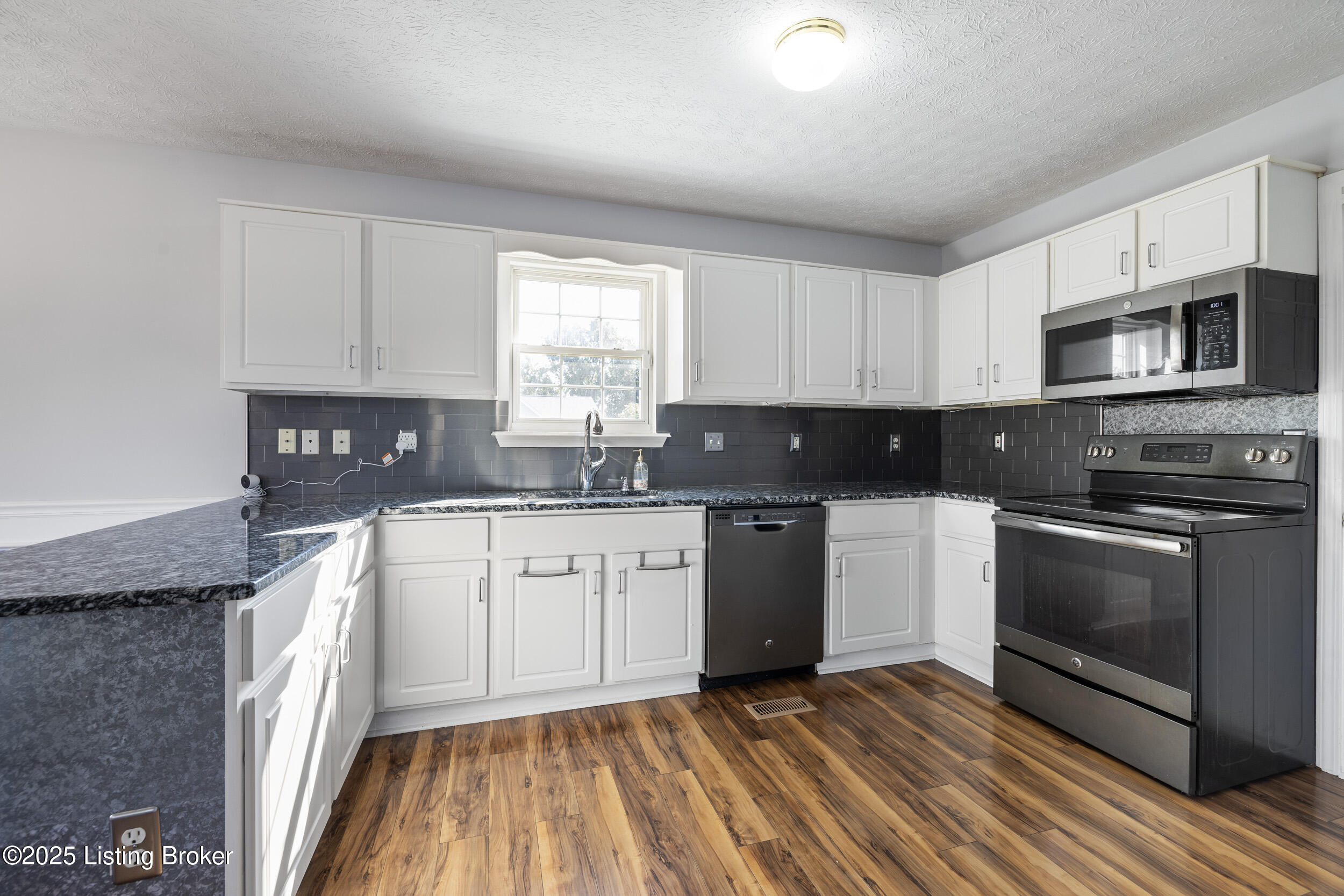 7824 Lariat Road Louisville, KY 40219 - Photo 5 of 48 3U8A8332