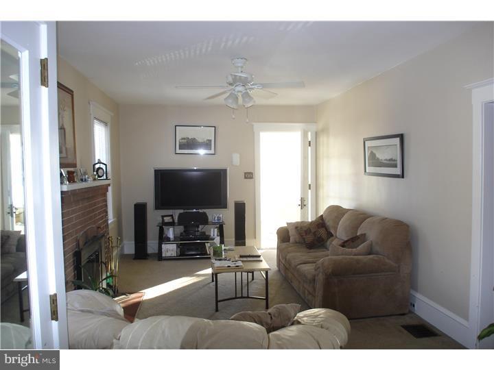 89 Chews Landing Road Clementon, NJ 08021 - Photo 2 of 13 Living Room