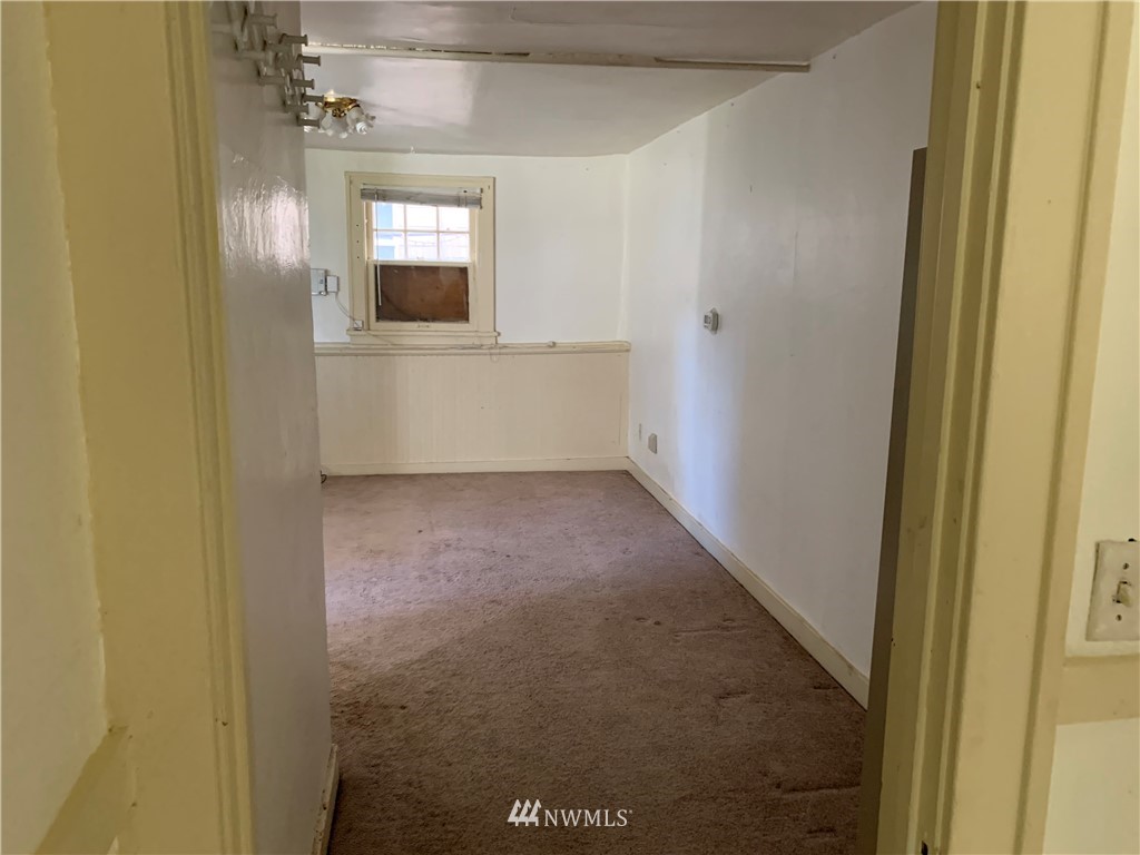 3405 Rockefeller Avenue Everett, WA 98201 - Photo 3 of 11 a view of a hallway to a room