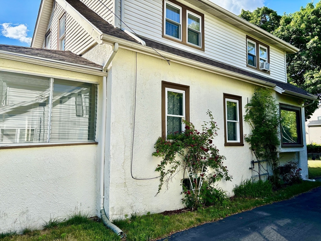 91 Daviston Street Springfield, MA 01108 - Photo 4 of 38