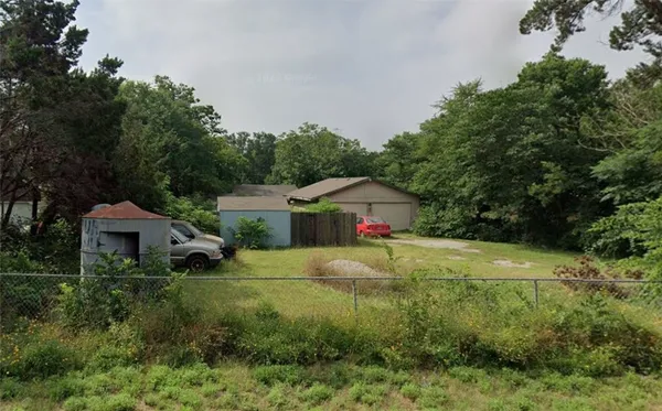 a view of backyard of the house