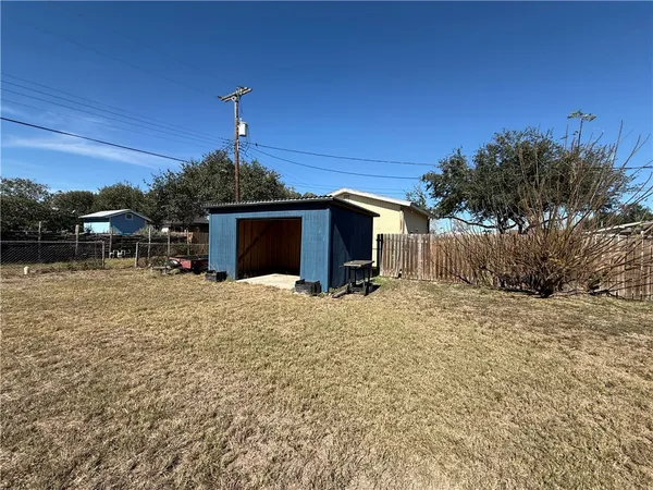 $1,250 | 321 South Wanda Drive, Kingsville, TX 78363