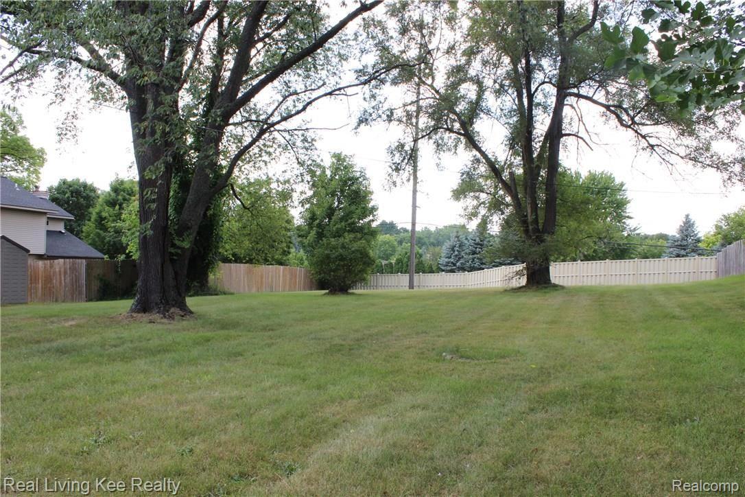 556 Curzon Road Rochester, MI 48307 - Photo 29 of 49 Privacy!!!!