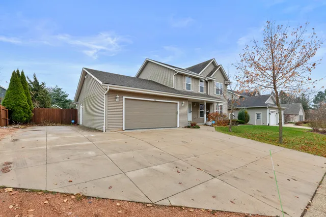 $469,900 | 226 Beatrice Drive, Hartford, WI 53027